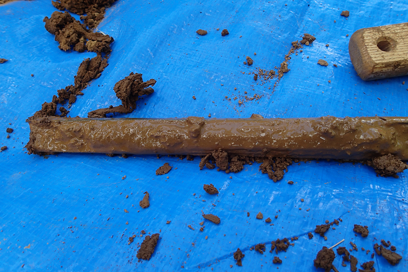 水をたくさん含んだドロドロの土を採取した検土杖