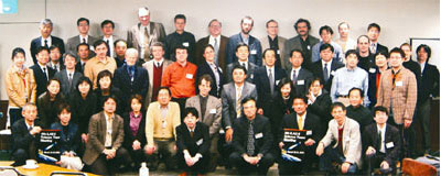 2000年の会議に集まった各国の研究者たちの写真