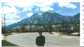 山脈を背景にした筆者の写真