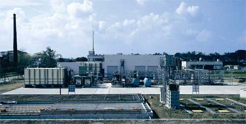 霞ヶ浦に隣接された国立環境研究所の「バイオ・エコエンジニアリング」研究施設の写真