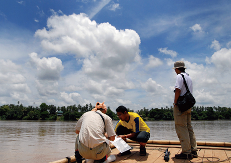 カンボジア北部を流れるメコン川の支流（セコン川）での河川水のサンプリングの写真