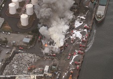 写真右 港湾での金属スクラップ火災