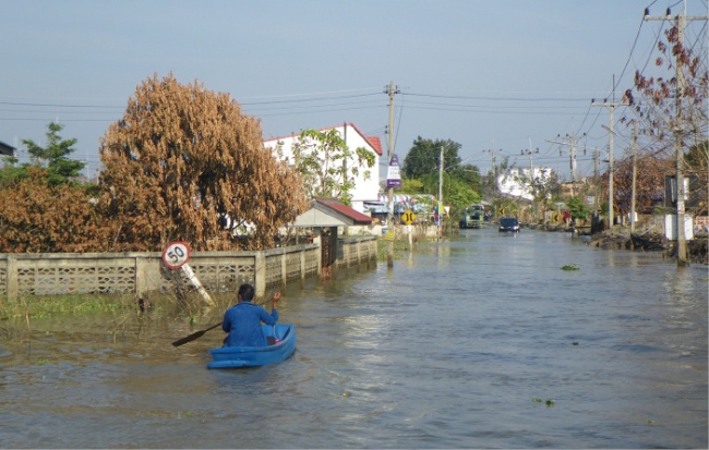 大規模化する水害被害（2011年のバンコクの例）の写真