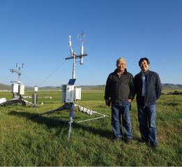 モンゴルの草原に設置した永久凍土・CO2フラックスの観測システムの写真